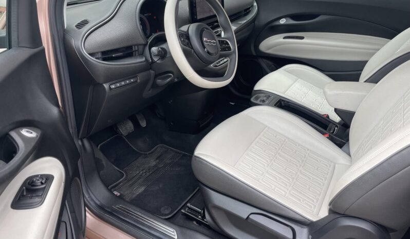 FIAT 500 500e 3+1 La Prima 42kWh (Automata) LED/KULCSNÉLKÜLI/ÜLÉSFŰTÉS/ADAPTÍV TEMPOMAT/TÉLI-NYÁRI KERÉK full