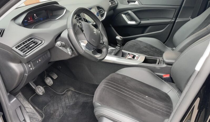 PEUGEOT 308 SW 1.5 BlueHDi Allure VONÓHOROG/ÜLÉSFŰTÉS/HOLTTÉRFIGYELŐ/TÉLI-NYÁRI KERÉK full