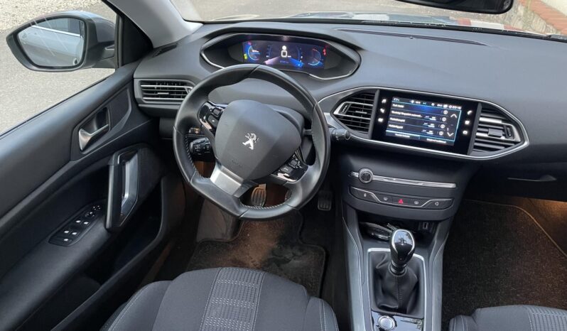PEUGEOT 308 SW 1.5 BlueHDi Allure Pack FULL LED/VONÓHOROG/ÜLÉSFŰTÉS/HOLTTÉRFIGYELŐ/TÉLI-NYÁRI KERÉK full