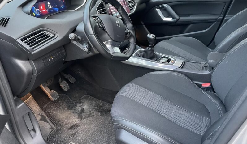 PEUGEOT 308 SW 1.5 BlueHDi Allure Pack FULL LED/VONÓHOROG/ÜLÉSFŰTÉS/HOLTTÉRFIGYELŐ/TÉLI-NYÁRI KERÉK full